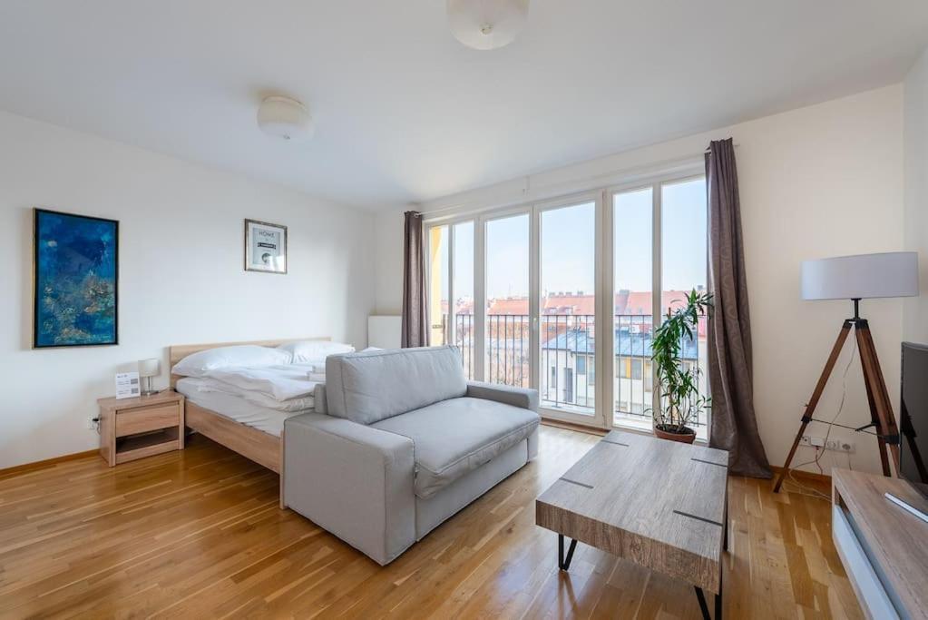 Sunny Safron Apartment Прага Экстерьер фото