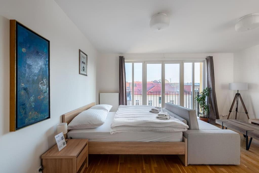 Sunny Safron Apartment Прага Экстерьер фото