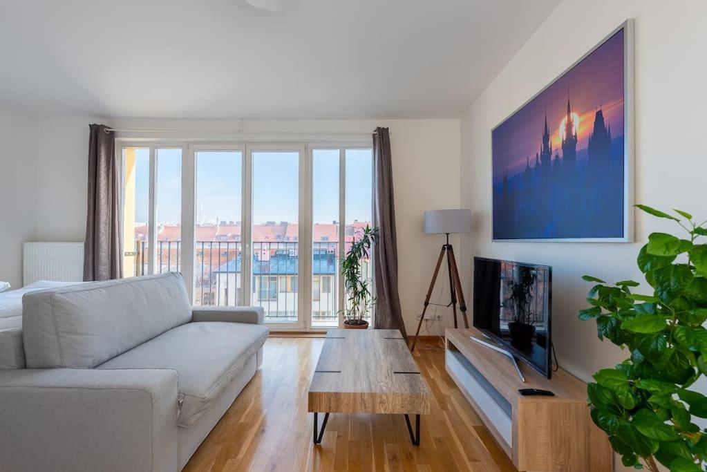 Sunny Safron Apartment Прага Экстерьер фото