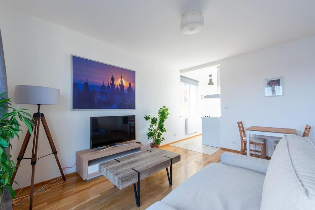 Sunny Safron Apartment Прага Экстерьер фото